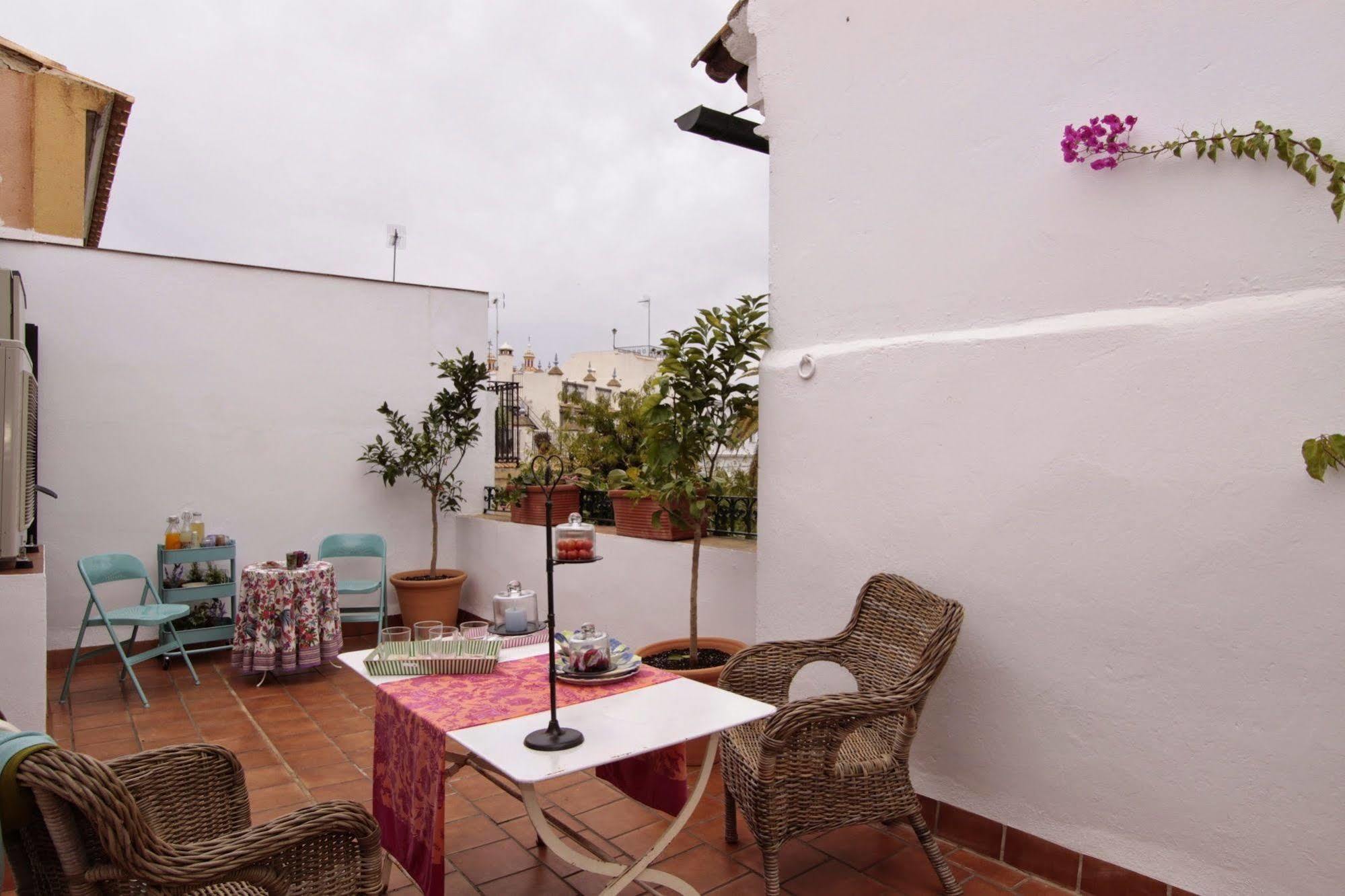 Apartamentos Plaza Pilatos Sevilla Bagian luar foto