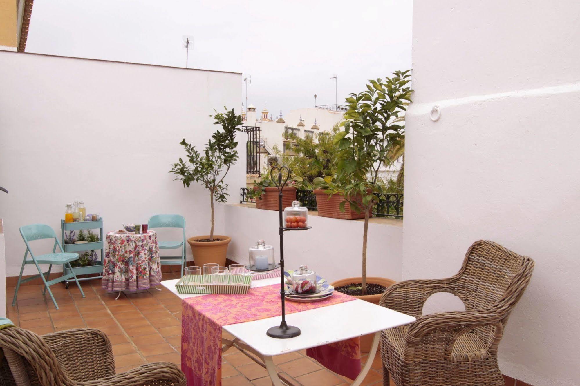 Apartamentos Plaza Pilatos Sevilla Bagian luar foto