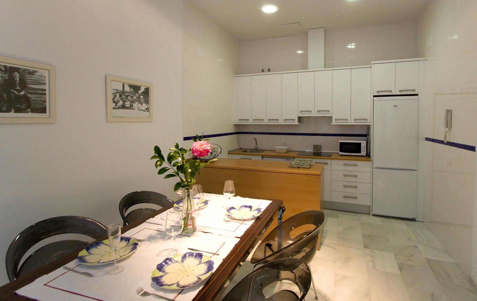 Apartamentos Plaza Pilatos Sevilla Bagian luar foto